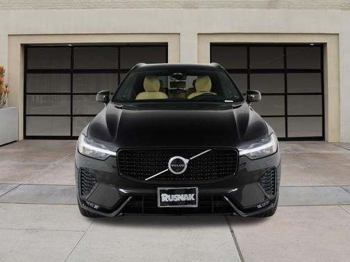 2023 Volvo XC60 B6 Ultimate Dark Theme