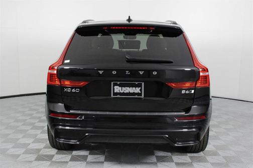 2023 Volvo XC60 B6 Ultimate Dark Theme