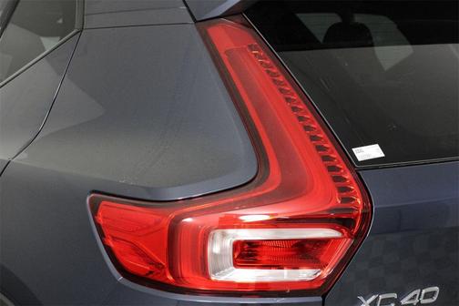 2026 Volvo XC40 Plus, B4 FWD Gas (mild hybrid), Dark