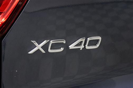 2026 Volvo XC40 Plus, B4 FWD Gas (mild hybrid), Dark