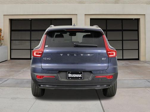 2026 Volvo XC40 Plus, B4 FWD Gas (mild hybrid), Dark