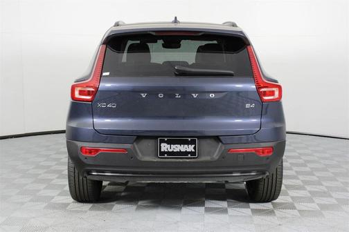 2026 Volvo XC40 Plus, B4 FWD Gas (mild hybrid), Dark