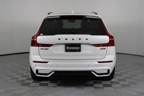 2023 Volvo XC60 B5 Ultimate Dark Theme