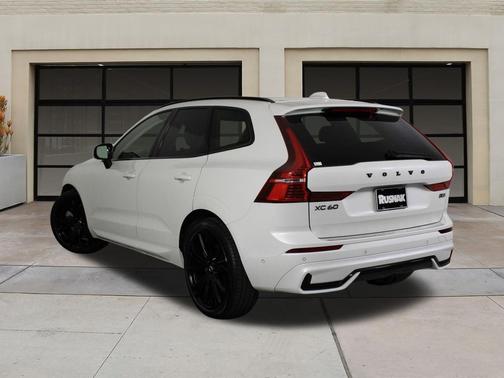 2023 Volvo XC60 B5 Ultimate Dark Theme