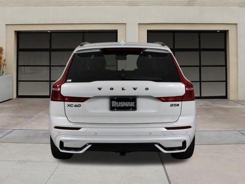 2023 Volvo XC60 B5 Ultimate Dark Theme