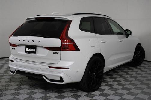 2023 Volvo XC60 B5 Ultimate Dark Theme