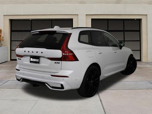 2023 Volvo XC60 B5 Ultimate Dark Theme