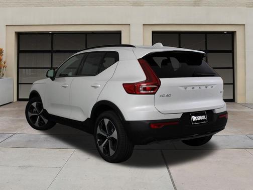 2026 Volvo XC40 B4 Plus
