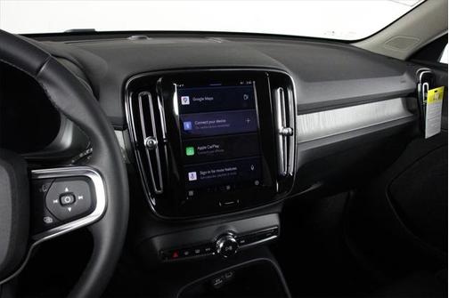 2025 Volvo XC40 B5 Plus Bright Theme