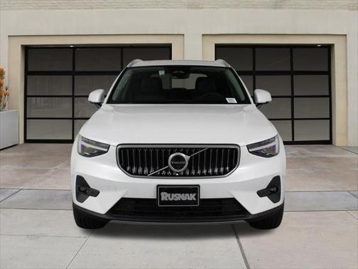 2025 Volvo XC40 B5 Plus Bright Theme