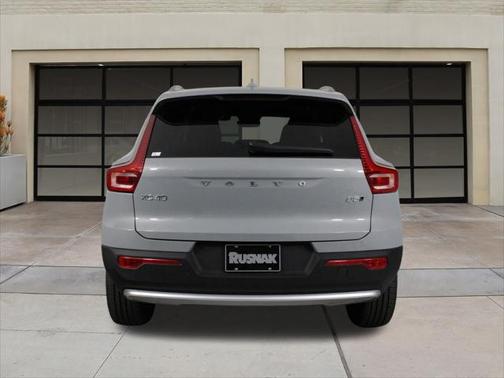 2025 Volvo XC40 B5 Core Bright Theme
