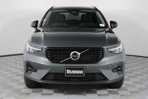 2026 Volvo XC40 Plus, B4 FWD Gas (mild hybrid), Dark
