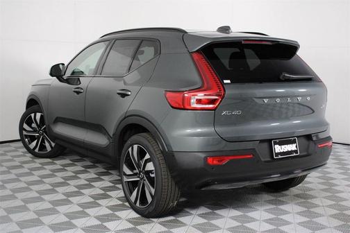 2026 Volvo XC40 Plus, B4 FWD Gas (mild hybrid), Dark