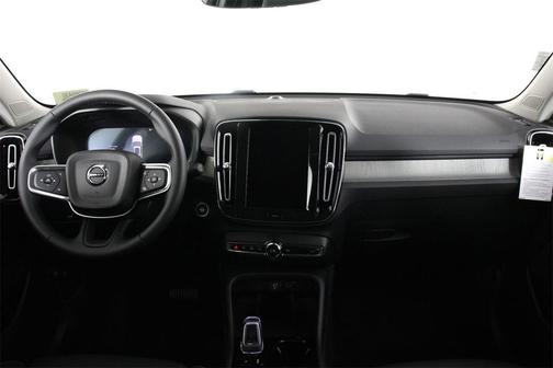 2026 Volvo XC40 Plus, B4 FWD Gas (mild hybrid), Dark