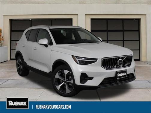 2025 Volvo XC40 B5 Plus Bright Theme