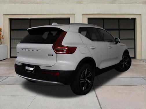 2025 Volvo XC40 B5 Core Bright Theme