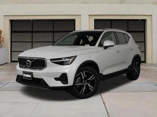 2025 Volvo XC40 B5 Core Bright Theme