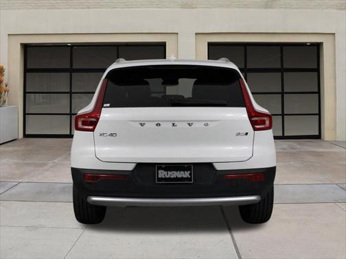 2025 Volvo XC40 B5 Core Bright Theme