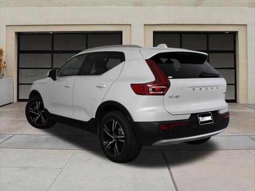 2025 Volvo XC40 B5 Core Bright Theme