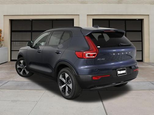 2026 Volvo XC40 Plus, B4 FWD Gas (mild hybrid), Dark
