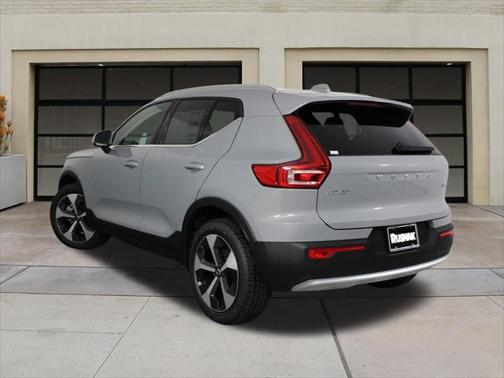2025 Volvo XC40 B5 Core Bright Theme