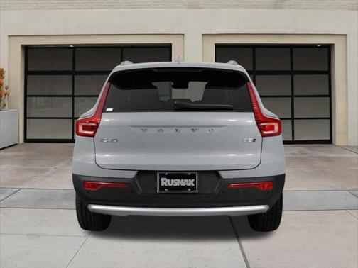 2025 Volvo XC40 B5 Core Bright Theme