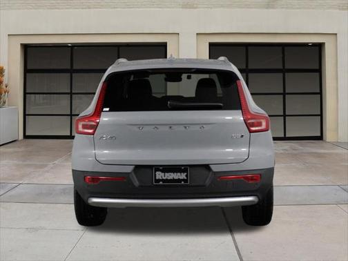 2025 Volvo XC40 B5 Core Bright Theme