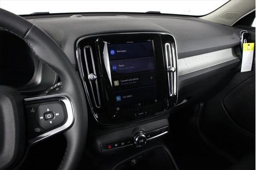 2025 Volvo XC40 B5 Core Bright Theme