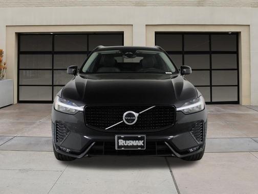2023 Volvo XC60 B5 Ultimate Dark Theme