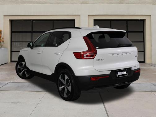 2026 Volvo XC40 Plus, B5 AWD Gas (mild hybrid), Dark