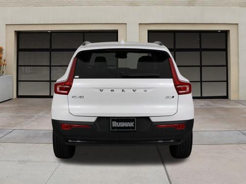 2026 Volvo XC40 Plus, B5 AWD Gas (mild hybrid), Dark