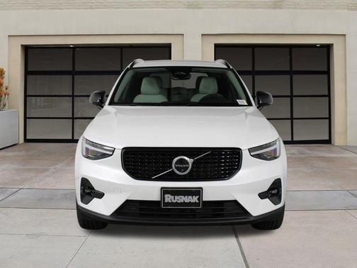 2026 Volvo XC40 Plus, B5 AWD Gas (mild hybrid), Dark
