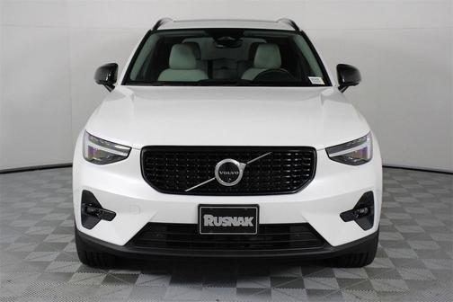 2026 Volvo XC40 Plus, B5 AWD Gas (mild hybrid), Dark