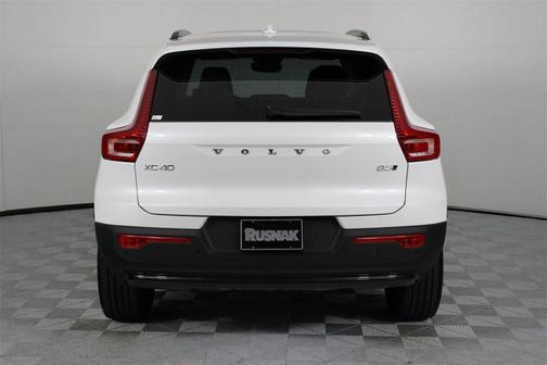 2026 Volvo XC40 Plus, B5 AWD Gas (mild hybrid), Dark