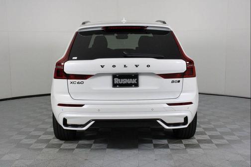 Crystal White Metallic 2026 Volvo XC60 B5 Ultra Black Edition