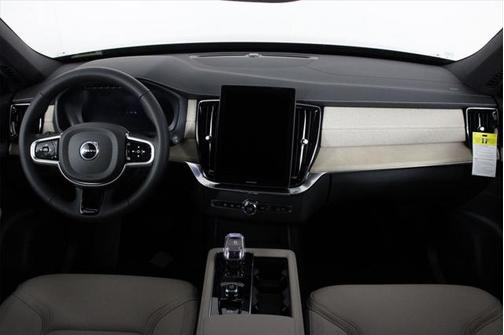 2025 Volvo XC90 B5 Core