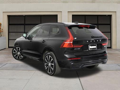 2023 Volvo XC60 B5 Ultimate Dark Theme