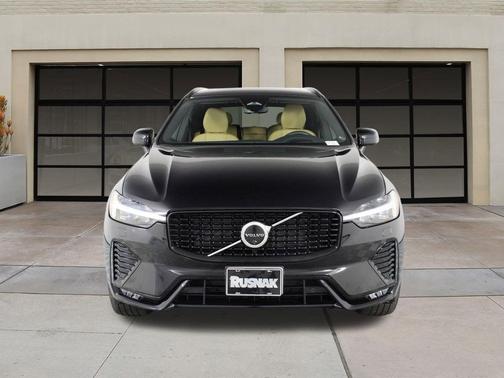 2023 Volvo XC60 B5 Ultimate Dark Theme