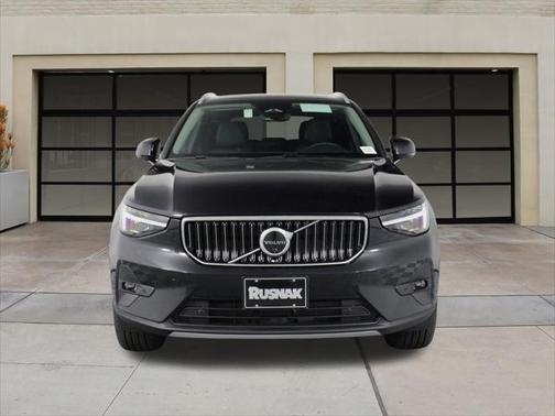 2025 Volvo XC40 B5 Ultra Bright Theme