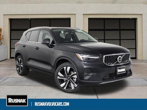2025 Volvo XC40 B5 Ultra Bright Theme
