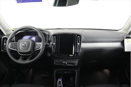 2025 Volvo XC40 B5 Ultra Bright Theme
