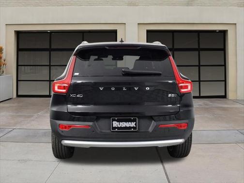2025 Volvo XC40 B5 Ultra Bright Theme