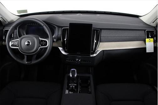2025 Volvo XC90 B5 Core