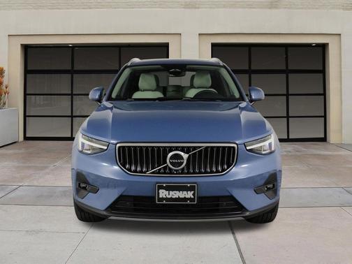 2023 Volvo XC40 B5 Ultimate Bright Theme
