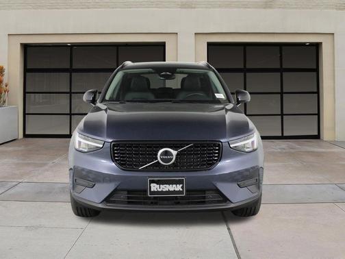 2026 Volvo XC40 Core, B4 FWD Gas (mild hybrid), Dark