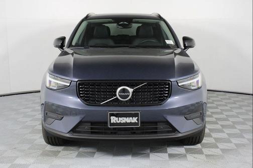 2026 Volvo XC40 Core, B4 FWD Gas (mild hybrid), Dark