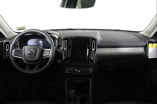 2026 Volvo XC40 Core, B4 FWD Gas (mild hybrid), Dark