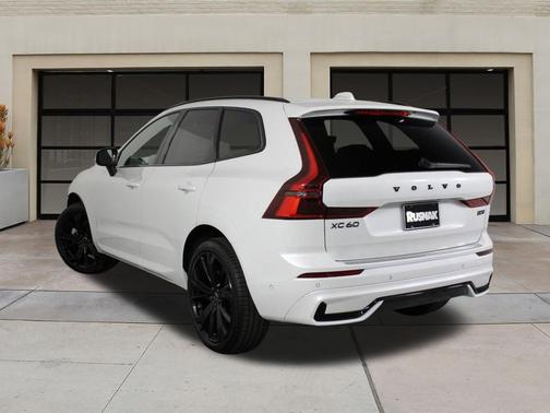 2026 Volvo XC60 B5 Ultra Black Edition
