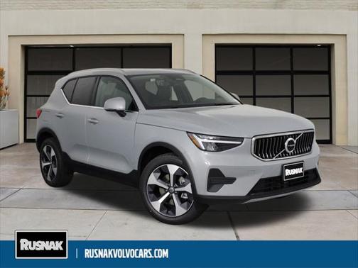2025 Volvo XC40 B5 Core Bright Theme