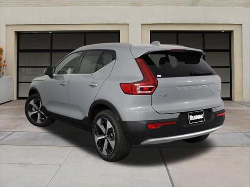 2025 Volvo XC40 B5 Core Bright Theme